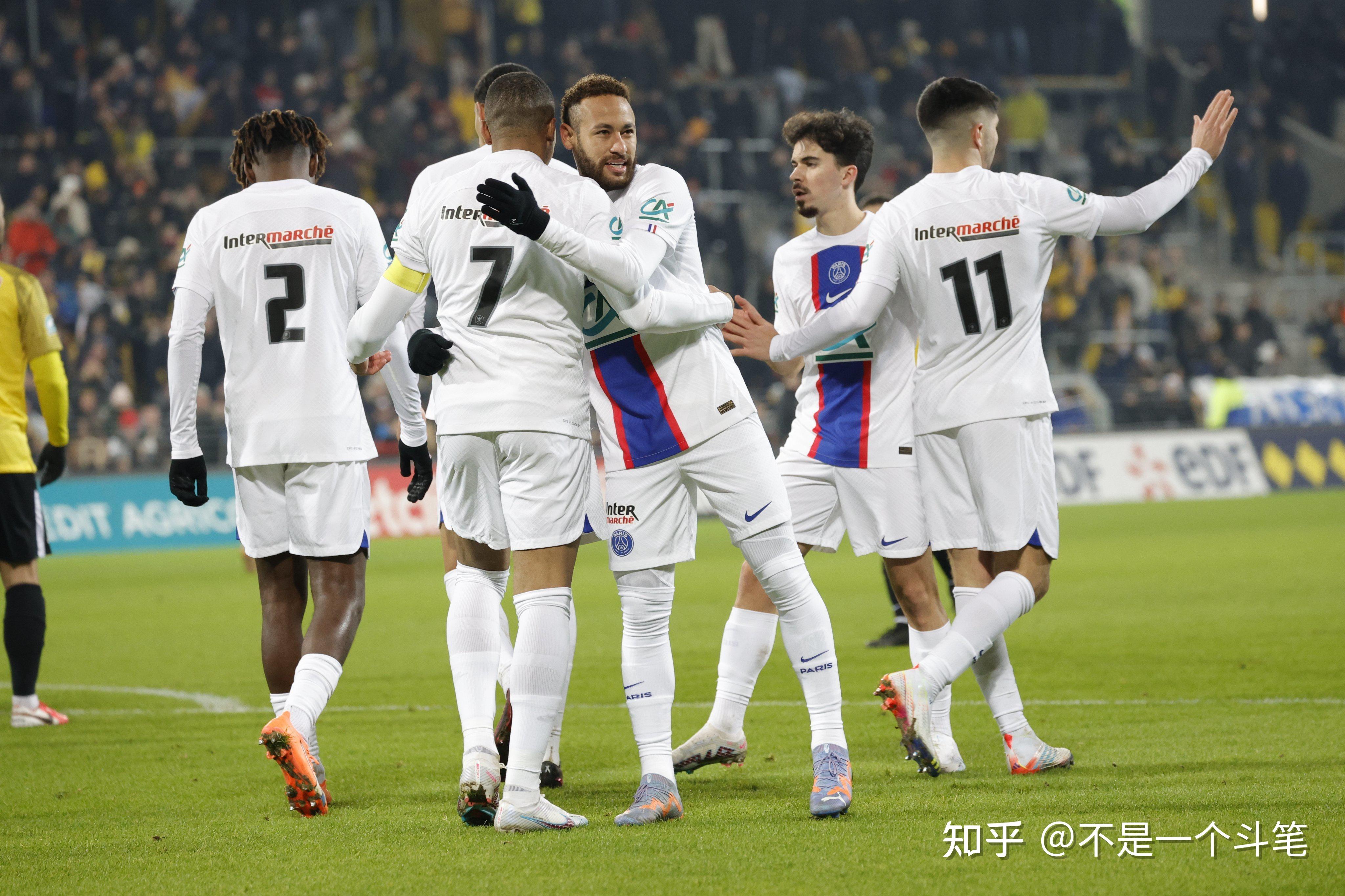 洛杉矶湖人训练开放日，国际比赛日回应争议引欢呼，法国杯在即，赛季目标并未改变的简单介绍爱游戏